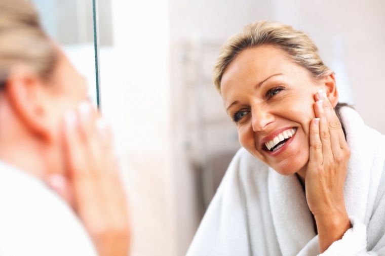 Redovno čistite lice kiselom vodom: Najbolja tehnika umivanja!