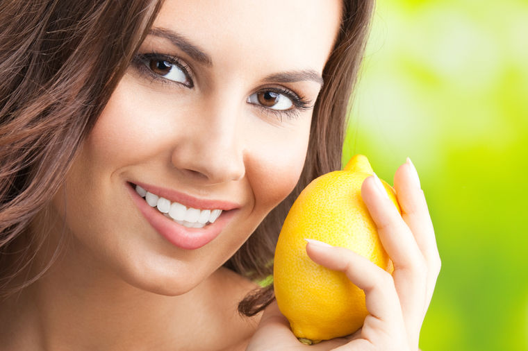 Limun uklanja akne i čisti kožu