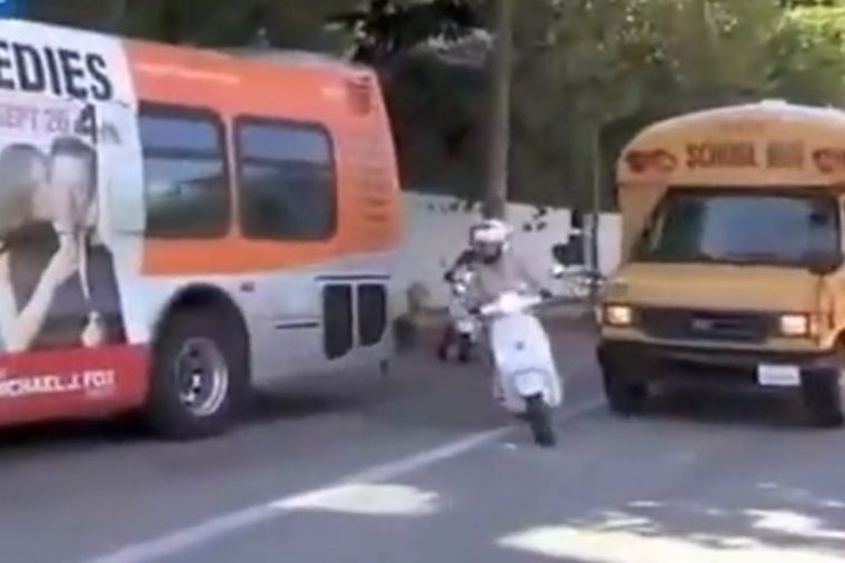 Gvinet Paltrou umalo udario školski autobus dok je na motoru vozila ćerku (VIDEO)