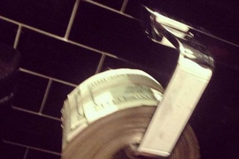 Muž Kortni Kardašijan koristi novčanice od 100 dolara umesto toalet papira! (FOTO)