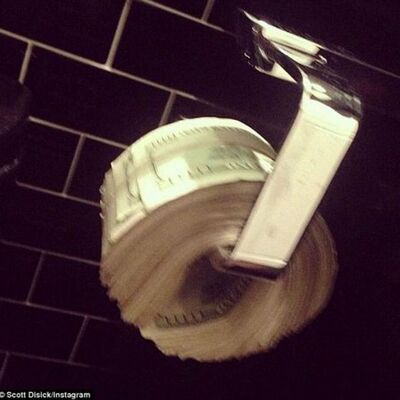 Muž Kortni Kardašijan koristi novčanice od 100 dolara umesto toalet papira! (FOTO)