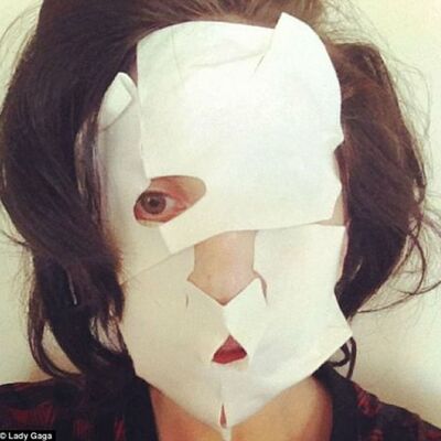 Lejdi Gaga sa maskom poput Hanibala Lektora (FOTO)