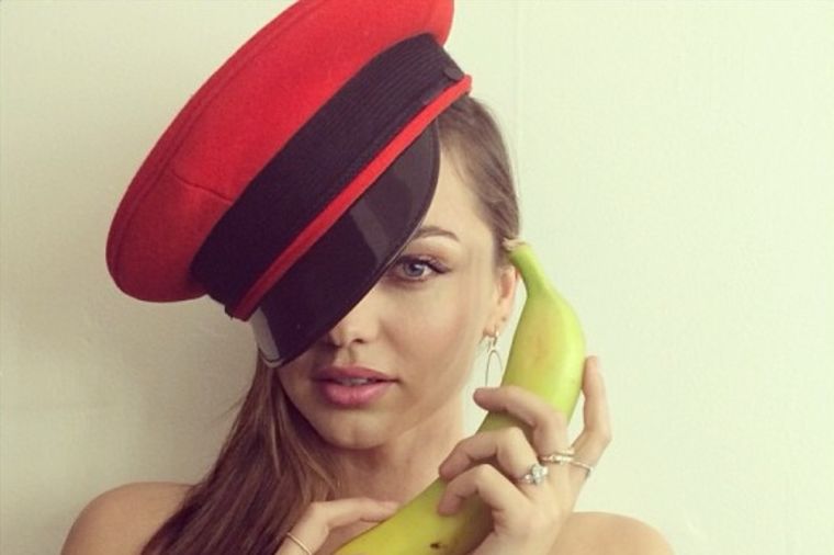 Miranda Ker pozirala gola sa bananom (FOTO)
