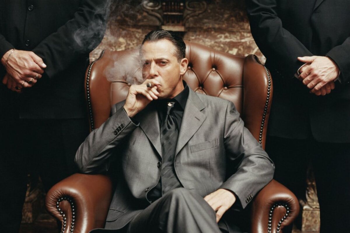 Богатые извращенцы. Мафиози в кресле. Мафиози с сигарой. Мужчина мафиози. Босс мафии.