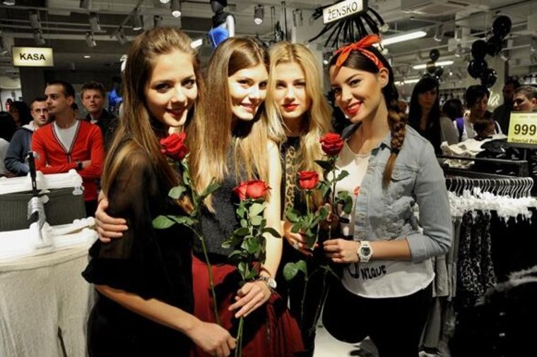 Srpske lepotice: Glumačko-pevački četverac sa ružama (FOTO)