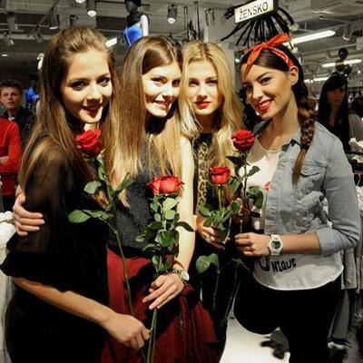 Srpske lepotice: Glumačko-pevački četverac sa ružama (FOTO)