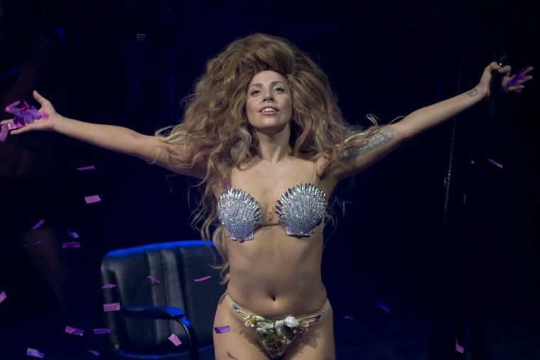 Sve za slavu: Lejdi Gaga gola na nastupu! (VIDEO)