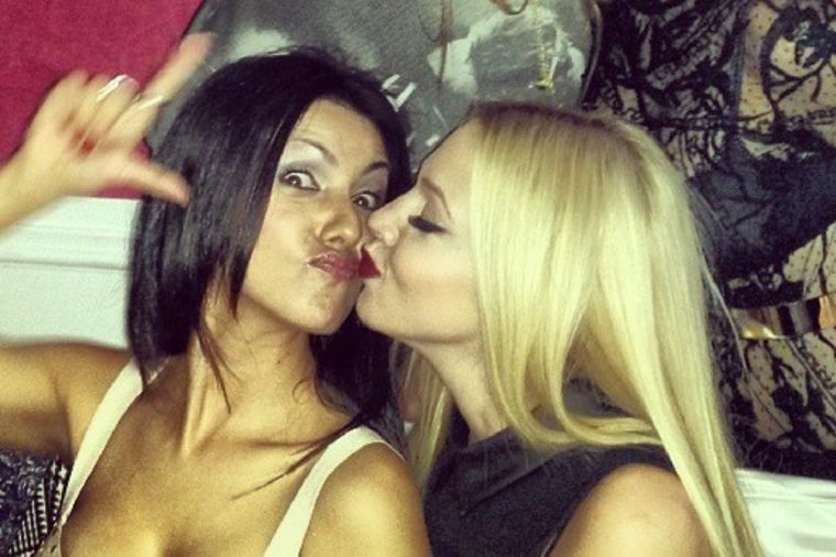 Koleginice u zanosu: Poljubac u usta Tanje Savić i Milice Todorović (FOTO)