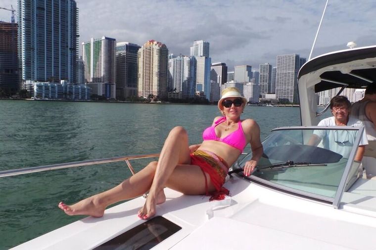 Vrelina Majamija: Brena uživa na brodiću (FOTO)