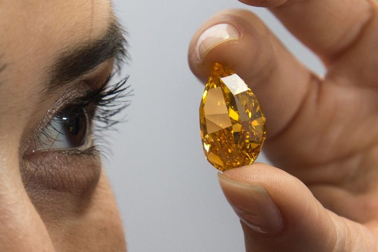 Narandžasti dijamant prodat za rekordnih 31,5 miliona dolara (FOTO)