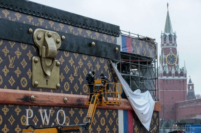 Uklonjen džinovski Luj Viton kofer iz centra Moskve (FOTO)