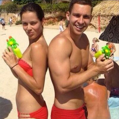 U crvenim kupaćim kostimima: Ana Ivanović sa bratom na plaži (FOTO)