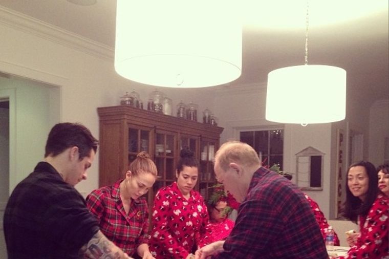 Dženifer Lopez sprema božićni obrok u pidžami (FOTO)