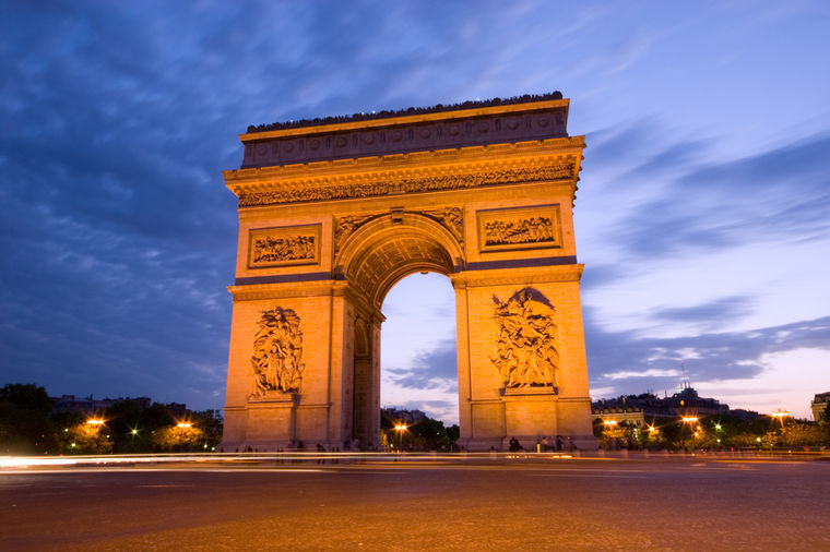 Pariz: Pijanac pokušao da ugasi spomen plamen kod Trijumfalne kapije