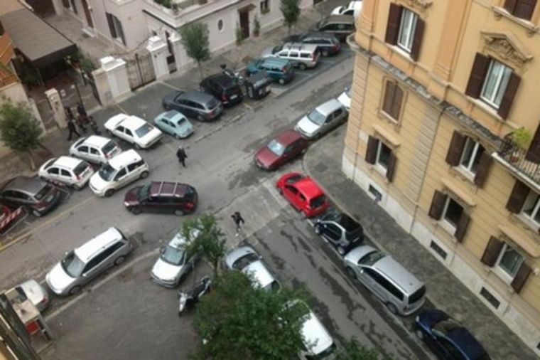 Rešenje za bahato parkiranje: Policija u Rimu reguliše saobraćaj pomoću Tvitera (FOTO)
