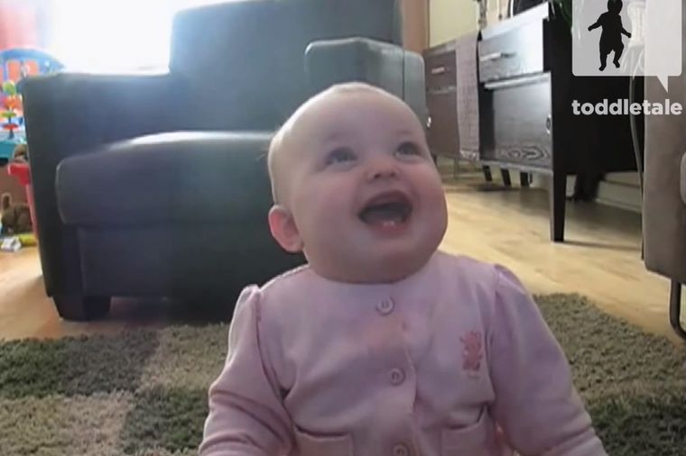 Neodoljivo: Ova beba će vas nasmejati do suza! (VIDEO)