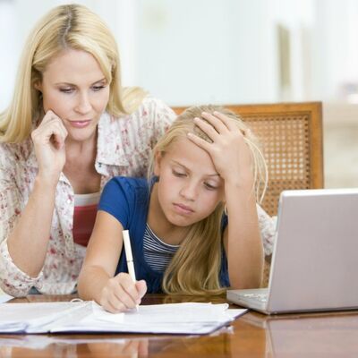 Sve češće roditelji pišu domaće zadatke umesto dece!