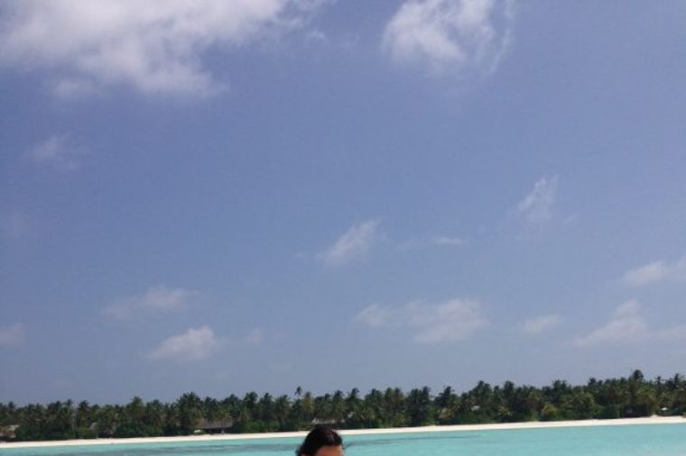 Maldivi, sunce, plaža i Elena Karić u bikiniju! (FOTO)