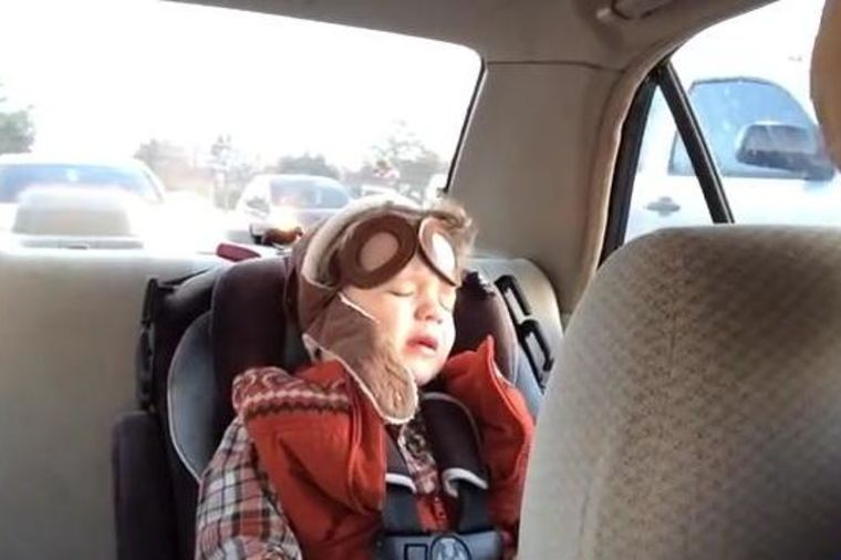 Čiste emocije: Dečak plače ali ne da tati da promeni pesmu! (VIDEO)