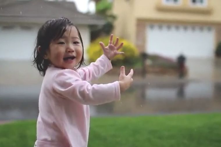 Šta je sreća? Dvogodišnja devojčica će vam pokazati (VIDEO)
