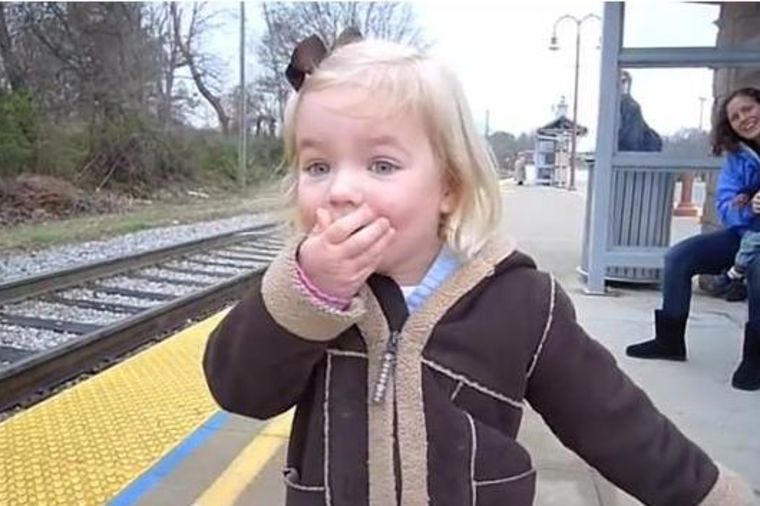 Kada trogodišnja Medi prvi put ugleda voz: Vidi kako ide, o, moj Bože! (VIDEO)