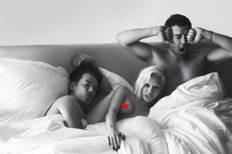 Majli Sajrus gola u krevetu sa dvojicom muškaraca (FOTO)