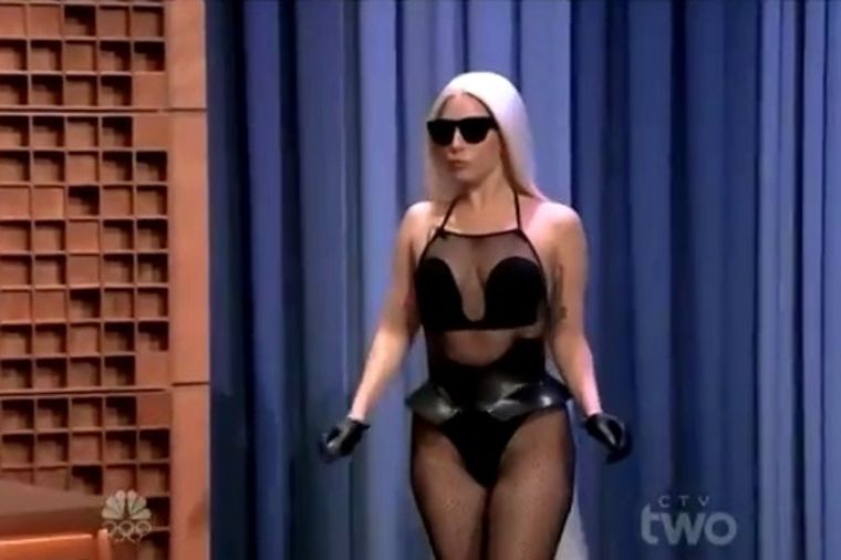 Mrežasti kombinezon, donje rublje i perika: Ovako Lejdi Gaga gostuje u emisiji! (VIDEO)