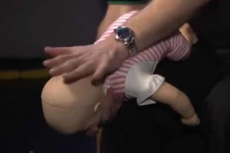Vodič za roditelje: Kako da spasete bebu od gušenja (VIDEO)
