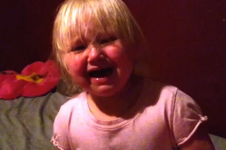 Histerična dvogodišnjakinja neće na spavanje: Hoću moj ajped! (VIDEO)