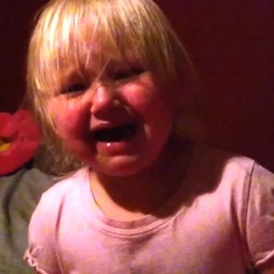 Histerična dvogodišnjakinja neće na spavanje: Hoću moj ajped! (VIDEO)