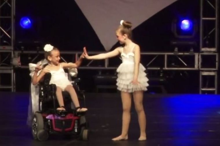 Rasplakaće vas: Bolest nije prepreka za devojčicinu ljubav prema baletu (VIDEO)