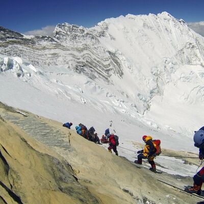 Ko se penje na Mont Everest, mora da sakupi osam kg smeća