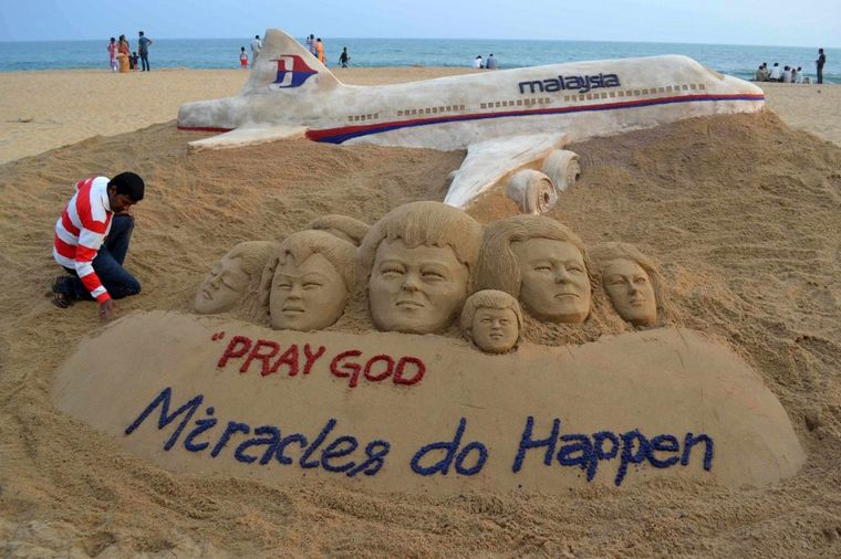 Molitva za nestale: Skulptura od peska posvećena putnicima nestalog aviona (FOTO)