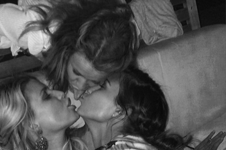 Razuzdana: Džesika Simpson se ljubila sa dve drugarice istovremeno (FOTO)