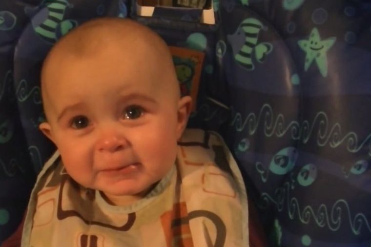 Preslatko: Emotivnu bebu do suza pogodilo mamino pevanje (VIDEO)