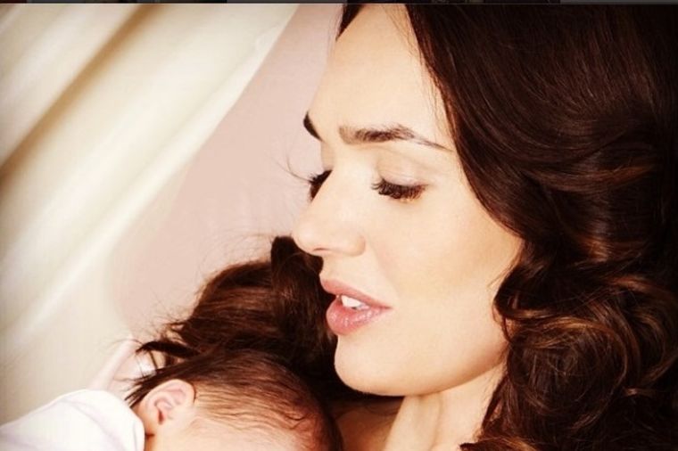 Porodila se i već pozira: Ponosna mama Tamara Eklston sa ćerkom Sofijom! (FOTO)