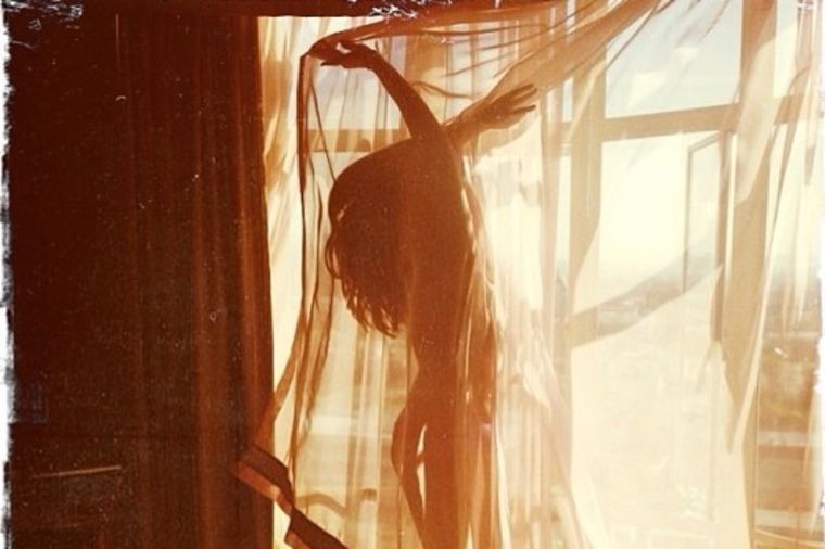 Selena Gomez gola iza zavese?!(FOTO)