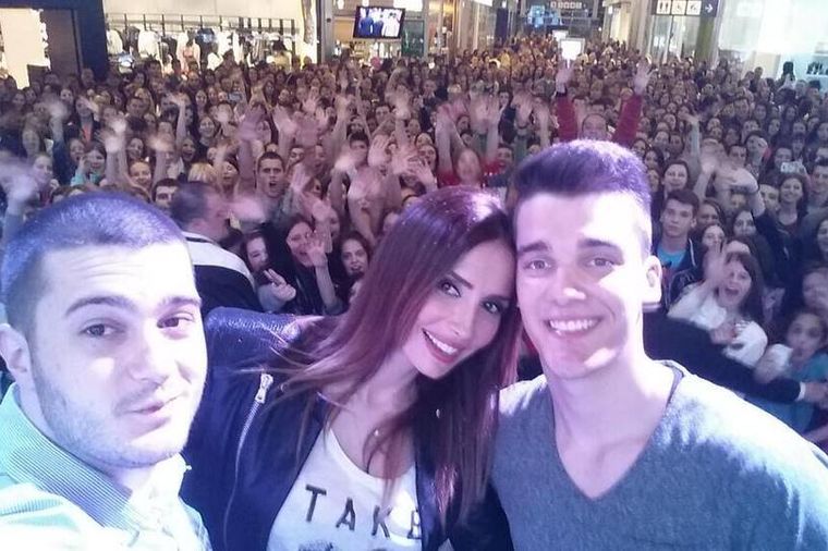Da li je ovo najbolji grupni selfi u Srbiji? Emina Jahović sa takmičarima X Faktora! (FOTO)