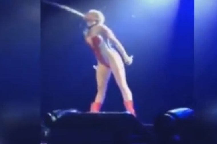 Nema granice: Publika platila kartu za koncert Majli Sajrus, ona ih pljuvala! (VIDEO)