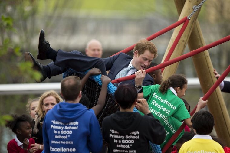 Princ Hari ne želi da odraste: Pogledajte kako je uživao sa decom u parku (FOTO)