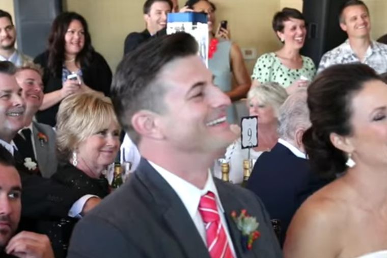 Kada prijatelji odluče da od svadbe naprave plesni podijum: Bračni par je bio iznenađen! (VIDEO)
