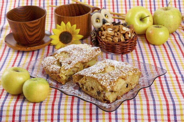 Da vam kuća zamirište na detinjstvo: Evo kako da napravite kolač sa jabukama po bakinom receptu!