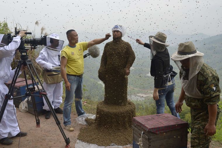 Opasna i uznemirujuća reklama: Prekrio telo sa 460.000 pčela! (FOTO)