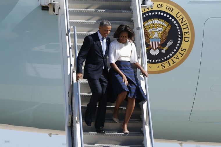 Nije lako biti prva dama: Mišel Obama jedva zadržala suknju pred udarima vetra! (FOTO)