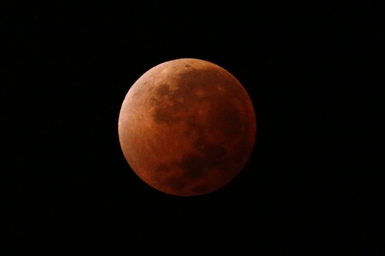 Krvavi mesec: Počela je retka prirodna pojava ili smak sveta? (FOTO)