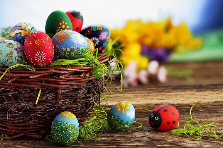 Ideje kako da ofarbate uskršnja jaja: Boju fiksirajte pomoću cvekle, kupusa ili čaja (FOTO)
