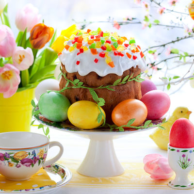Radost na trpezi: Uskršnje đakonije, raznobojna jaja i miris cveća na stolu! (FOTO)