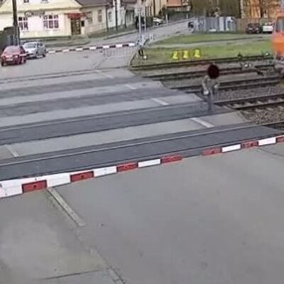 Bukvalno za dlaku: Pogledajte koliko je ovog čoveka delilo od smrti kad je naišao voz (VIDEO)