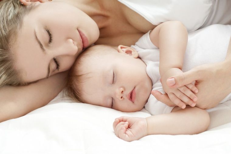 Naučnici dokazali: Deca treba da spavaju sa majkom do 4. godine