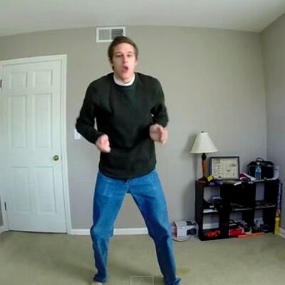 100 dana plesa u samo 2 i po minuta: Ovaj dečko je neumoran! (VIDEO)